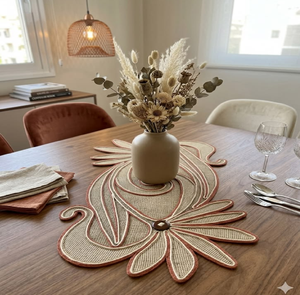 Chemin de table artisanal au crochet, motif tournesol et feuille d'érable, aux tons chauds et festifs d'automne, disponible au prix de gros - Product Image 2