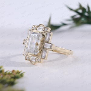 Bague de fiançailles vintage Art Déco en or avec diamant de laboratoire taille émeraude, halo de baguettes et bordure milgrain, bijou géométrique pour femme - Product Image 2