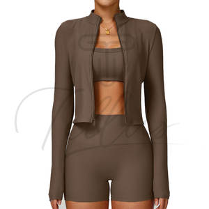 Ensemble de sport et yoga 2 pièces pour femme – Vêtements de gym respirants et légers avec leggings taille haute et short à motif uni et logo frontal - Product Image 2