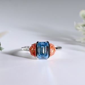Anillo de Oro de Lujo con Diamante Azul Corte Esmeralda Cultivado en Laboratorio, Piedra Lateral Roja Tipo Cadillac, Multicolor, Vintage, para Compromiso o Boda, para Mujer - Product Image 1