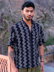 Chemise en coton pour homme, imprimée à la main en noir et blanc, imprimé Dabu du Rajasthan, chemise décontractée à manches courtes pour l'été - Product Image 5