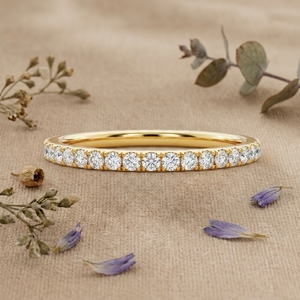 Bague de mariage en or avec diamants, style demi-éternité minimaliste, empilable, pour femme - Product Image 1