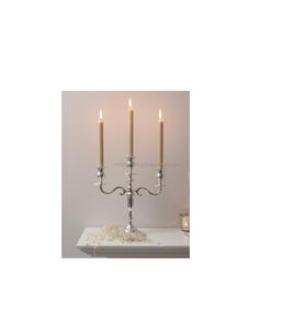 Candelabro de aluminio atemporal con brazos curvos y base resistente para eventos temáticos tradicionales de lujo - Product Image 1