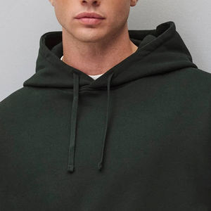 เสื้อฮู้ดดี้ผู้ชายทรงโอเวอร์ไซส์ ดีไซน์ทันสมัย สวมใส่สบาย ผ้าเนื้อนุ่ม มีฮู้ด พร้อมโลโก้สั่งทำพิเศษ ทรงหลวมไหล่ตก สีพื้น รุ่น 2026 - Product Image 2