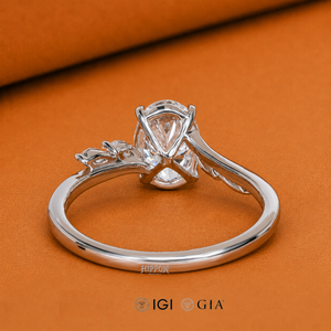 Bague de fiançailles en diamant de laboratoire ovale de 1,00 carat, certifiée IGI, pierres latérales marquise, or blanc ou platine, cadeau fait main - Product Image 4