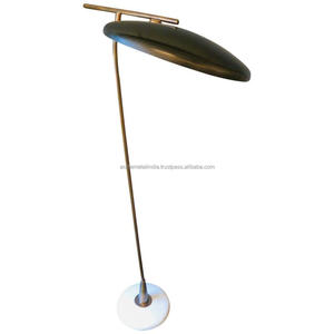 Lampadaire de luxe en métal doré avec abat-jour en forme de plaque et base en marbre Parfait pour l'éclairage intérieur de la chambre et du salon - Product Image 1