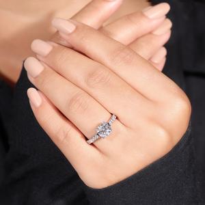 Anillo de Compromiso Clásico de Lujo con Diamante Solitario para Mujer en Plata 925 para Bodas y Eventos Nupciales - Product Image 1