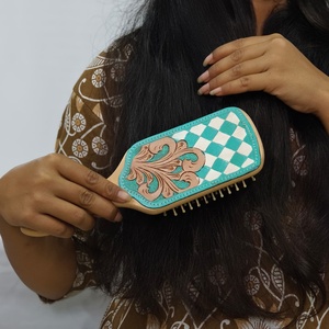 Espejo de mano de madera hecho a mano con incrustaciones de cuero turquesa, diseño a cuadros y floral, estilo vintage. - Product Image 2