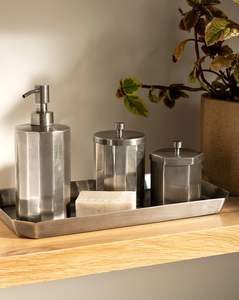 Elegante Juego de Accesorios de Baño de Metal Diseñado para Complementar Espacios Contemporáneos con Acabado Elegante y Utilidad Práctica - Product Image 1