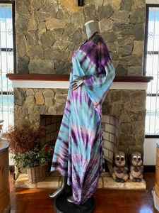 Vestido Kaftan Shibori Tie Dye Turquesa Tropical, Arte Vestible, Talla Única, Ajuste Holgado y Cómodo, Atuendo de Verano para Mujer - Product Image 4