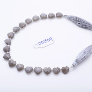 สร้อยข้อมือลูกปัดรูปหัวใจหินมูนสโตนสีเทาธรรมชาติพลอยคริสตัลเจียระไนแบบเหลี่ยมเพชรพลอยสีเทาแบบหลวมสำหรับการทำเครื่องประดับหิน - Product Image 6