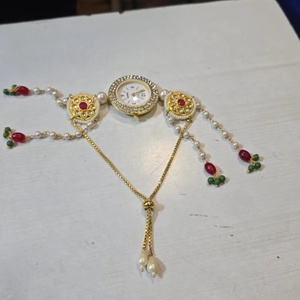 สร้อยข้อมือนาฬิกาแบบ Kundan ชุบทองสำหรับผู้หญิง นาฬิกาข้อมือสไตล์ชาติพันธุ์ดั้งเดิม ประดับมุก Latkan พร้อมสายปรับได้ - Product Image 1