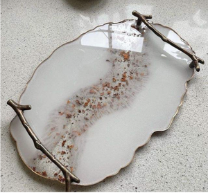 Elegante bandeja de servicio de resina Love con asas Patrón de modelo ecológico para decoración del hogar y regalos de boda - Product Image 1