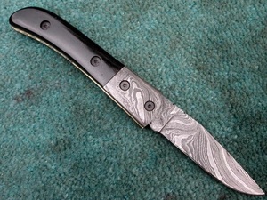 Cuchillo Plegable de Acero de Damasco de Grado Industrial Hecho a Mano con Mango de Cuerno de Búfalo y Funda de Cuero para Acampar al Aire Libre - Product Image 2
