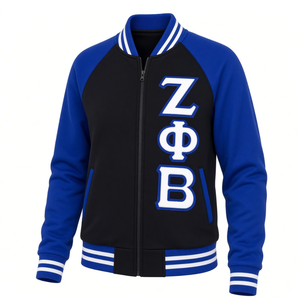 Chaqueta Varsity de Forro Polar Zeta Negra con Mangas en Contraste Azul, Cierre Completo, Letra Bordada, Ribete Acanalado, Prenda Exterior Cálida Informal Premium - Product Image 3