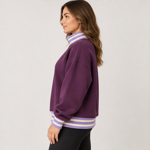Sudadera de cuello alto para mujer, color ciruela, con ribete a rayas blancas, letras estilo universitario, manga larga, logotipo personalizado - Product Image 1