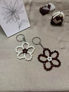 Porte-clés brodé perlé de créateur, fait main, décoratif, avec perles artistiques et détails brodés pour sacs - Product Image 4