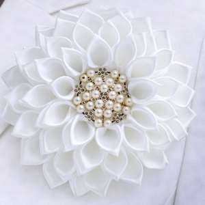 Broche de pata de gallo blanco Sigma Gamma Rho, elegante pin de solapa de moda, joyería decorativa, accesorio llamativo, venta al por mayor personalizada - Product Image 4
