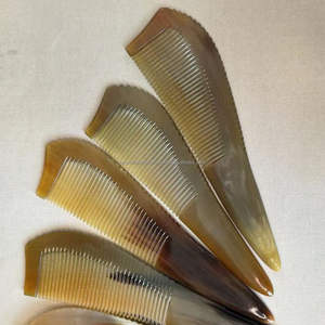 Peine de Cuerno Natural Hecho a Mano para Peinar el Cabello, Hecho de Cuerno de Búfalo Real de la India - Product Image 1