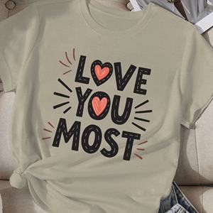 เสื้อยืดลำลองใส่สบายสำหรับผู้หญิงเสื้อยืดพิมพ์ลายหัวใจ 'รักมากที่สุด' ในวัสดุโพลีเอสเตอร์ถัก - Product Image 1