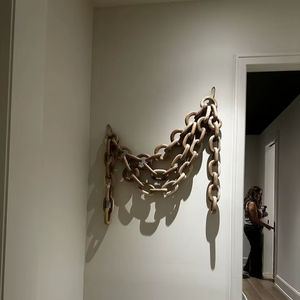 Arte de pared con eslabones de cadena de madera de mango natural, tallado a mano, escultura colgante grande de madera maciza para sala de estar y dormitorio - Product Image 1