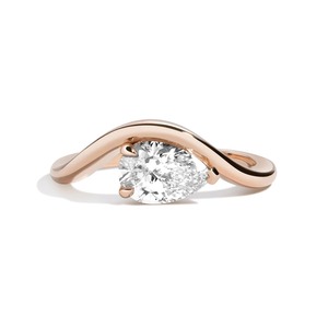 Anillo de Diamante Cultivado en Laboratorio con Corte Pera Estilo Oriente-Oeste en Oro Sólido de 14K con Certificación IGI, Estilo de Lujo - Product Image 3