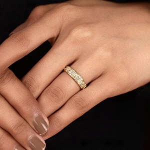 แหวนเพชรทรงกลมแบบ Eternity Band ลายใบไม้สลักลายดอกไม้ เพชรเพาะเลี้ยงในห้องปฏิบัติการ แหวน Eternity Band เต็มวง ทองคำแท้ 10k สำหรับงานหมั้นหรืองานเลี้ยง - Product Image 3