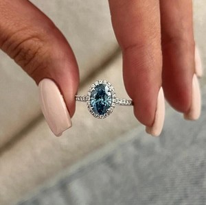Bague de fiançailles de luxe en or blanc 14 carats avec moissanite bleue taille ovale, halo et bande pavée de diamants VVS cultivés en laboratoire pour femme - Product Image 4