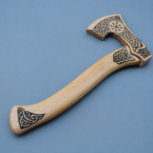 Hacha vikinga personalizada hecha a mano con mango de madera grabado o diseño de hacha vikinga hecha a mano con mango de madera de fresno grabado - Product Image 1