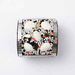 Pulseras articuladas con cuentas y conchas, con un estilo artesanal elegante, ideales para regalos de accesorios de moda y boutiques. - Product Image 1