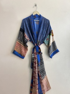 Kimono vintage bohemio de crepé de seda para mujer, bata de noche reciclada. - Product Image 3