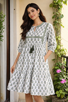 Robe midi pour femme en mousseline de coton tissée de haute qualité, imprimée, style bohème chic décontracté, coupe ample, avec détail de pompon au col, ethnique, été