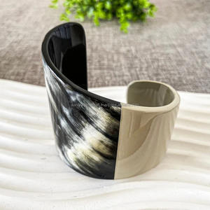 Brazalete de Cuerno de Búfalo Pulido Ancho, Artesanía, Arte Popular, Diseño Animal, Color Natural del Cuerno, Alta Calidad, Regalo Empresarial - Product Image 1