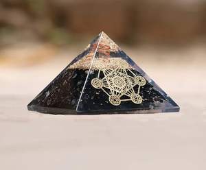 Pyramide d'orgonite en pyrite en gros, cristal de guérison naturel, design arbre de vie, pyramide d'énergie orgone à vendre chez Aameena Agate - Product Image 3