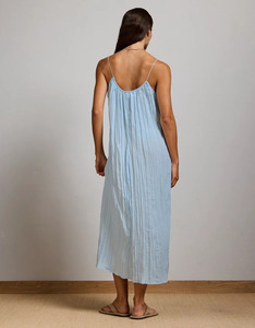 Robe d'été élégante en coton bleu ciel froissé sans manches pour femme, col en V profond, longueur midi, coupe évasée - Product Image 3