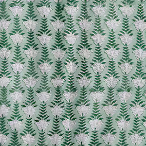 Tela de Algodón Estampada a Mano con Diseño Floral Verde y Blanco, Estampado Buti Jaipuri Hecho a Mano en India, Motivo Pequeño para Mujer - Product Image 3