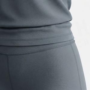Conjunto Deportivo de 2 Piezas para Mujer, Camiseta de Manga Corta y Pantalones Cortos por Encima de la Rodilla, Color Gris Sólido, Tejido de Secado Rápido - Product Image 5