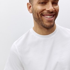 Camiseta Deportiva Personalizada de Poliéster, Talla Estadounidense, de Secado Rápido, Ajustada, con Cuello Redondo y Manga Corta, con Serigrafía - Product Image 2