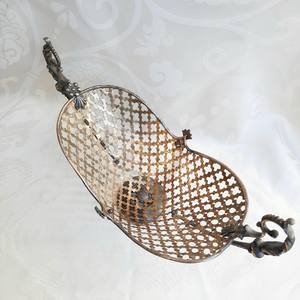 Magnifique bonbonnière en laiton ajouré, vase perforé avec poignées à motifs floraux, fabriqué par ARTISTIQUE - Product Image 1