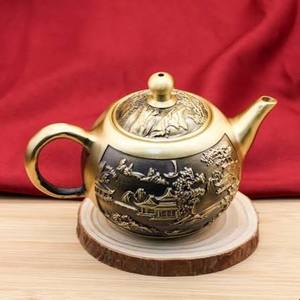 กาน้ำชาโลหะแบบจีนโบราณพร้อมฝาปิดและหูจับ ลวดลายภูมิทัศน์แบบนูน - Product Image 1