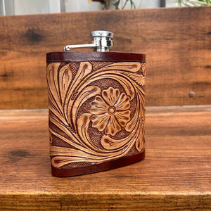 Flacon de hanche en cuir repoussé à la main Vente en gros Flacon floral occidental en cuir véritable de 8oz Flacon en acier inoxydable avec couvercle en cuir grain supérieur - Product Image 2