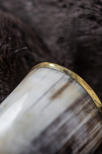 Corne à boire viking naturelle avec support - Fabriquée à la main à partir de corne de buffle - Product Image 3