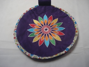 Coussin de méditation pour yoga violet, design floral brodé coloré, en coton, lavable, durable, écologique, portable - Product Image 2