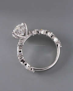 Anillo de Diamantes de Corte Ovalado en Oro Blanco, Elegante Anillo de Compromiso, Boda o Aniversario con Diamantes Ovalados para Ella, Joyería Fina de Lujo para Novias - Product Image 4