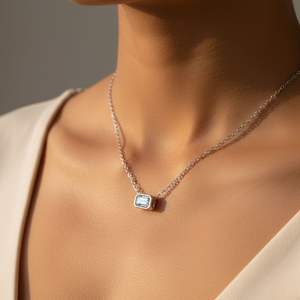 Collar Solitario con Diamante de 0.50CTW con Engaste de Bisel Esmeralda - Product Image 6