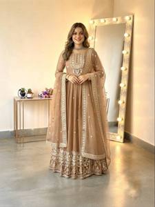 Ensemble Anarkali beige brodé avec dupatta en tulle, manches longues, tenue indienne et pakistanaise, vêtement festif et formel - Product Image 4