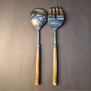 Juego de 2 Servidores de Ensalada de Acero Inoxidable con Mangos de Resina Pulida Color Ámbar, Cuchara y Tenedor Grandes para Charcutería Gourmet - Product Image 2