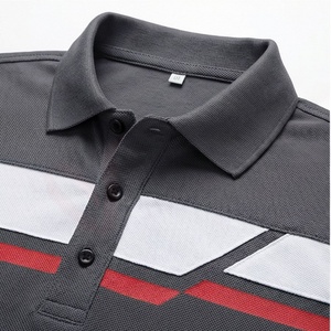 Polo à manches courtes gris pour homme avec rayures géométriques blanches et rouges, design sportif en maille à séchage rapide - Product Image 4