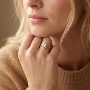 Bague de promesse à sertissage à griffes, taille brillant rond, en or jaune plaqué 18 carats, avec moissanite et pavé latéral, pour fiançailles - Product Image 5