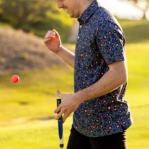 เสื้อโปโลกอล์ฟพิมพ์ลายคุณภาพสูง OEM สำหรับผู้ชาย ผ้าโพลีเอสเตอร์เนื้อนุ่ม ระบายอากาศได้ดี ป้องกันแสงแดด UPF 50+  แบบสปอร์ต  ลายตลก - Product Image 1